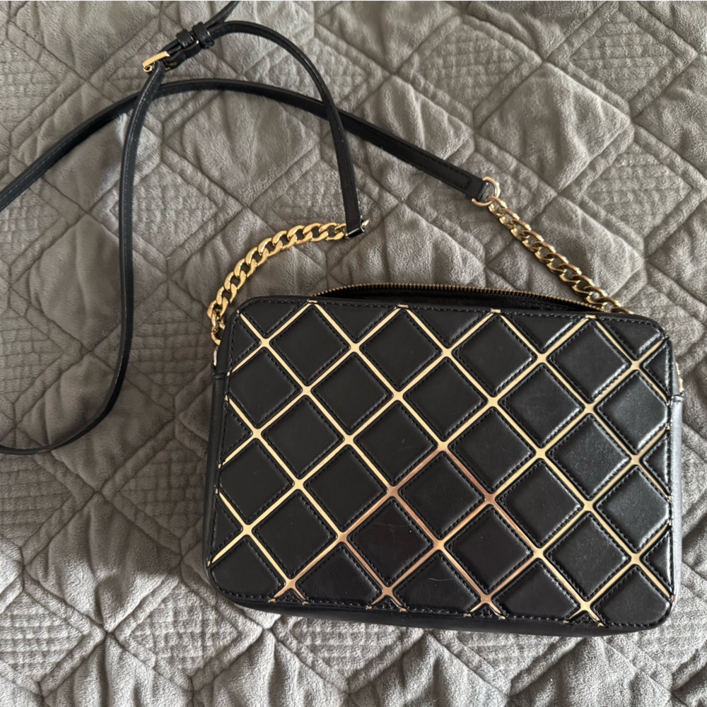 EUC 🎉🎉Michael Kors Black Crossbody Bag with Gold Accents